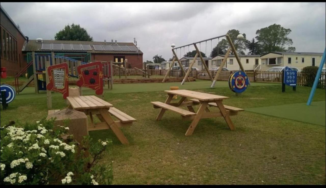 Stunning 3-Bed Caravan In Clacton-On-Sea Clacton-on-Sea Exterior foto
